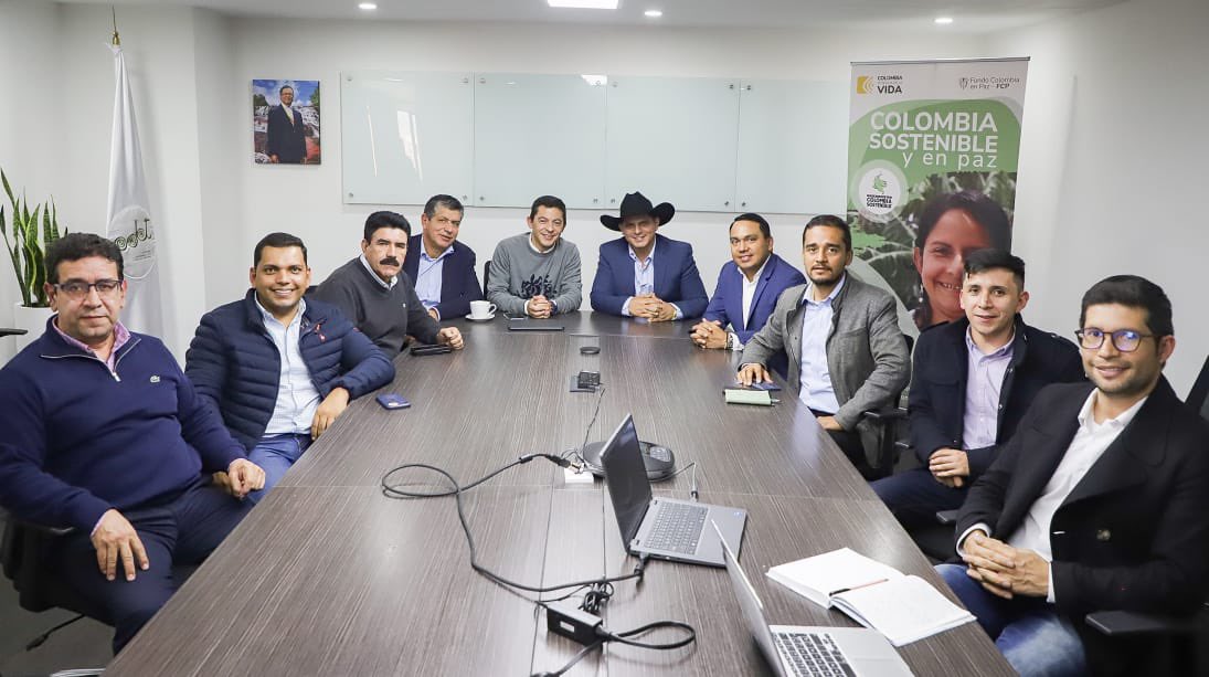 Wilmerlealp's tweet photo. Es una alegría recibir en el @fcolombiaenpaz a un amigo de tantas batallas y hoy gobernador electo de Casanare @CesarOrtiZorro, y a Marco Tulio Ruiz, alcalde electo de Yopal.  Convencido de su amor y compromiso por la gente y su tierra, trabajaremos en equipo para continuar construyendo paz en los territorios.