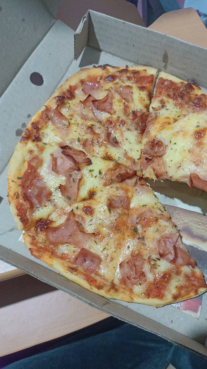 Mariang30429233's tweet photo. La pizza causa un efecto renovador en mi 😏 https://t.co/T2Ht8osSfl