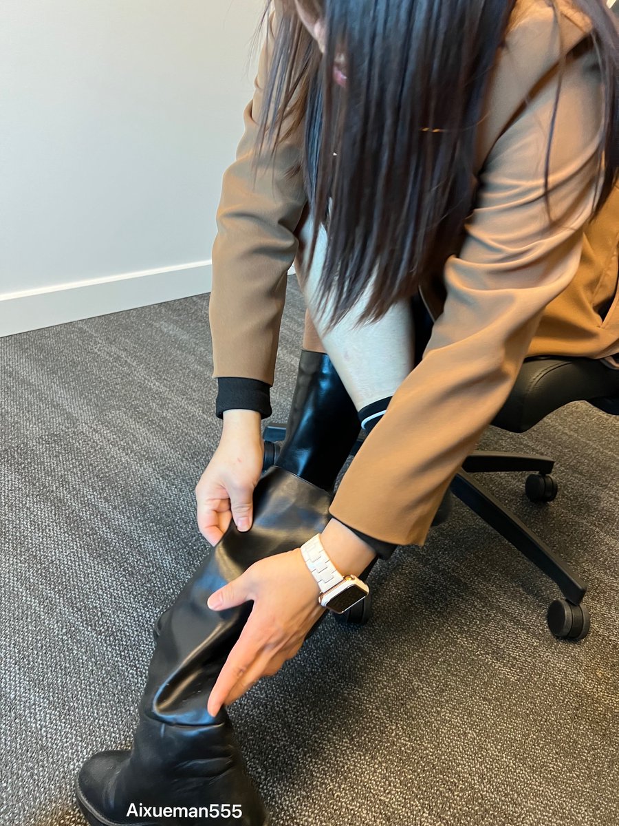 Aixueman555's tweet photo. 继 续 � � � 上 一 回 ～ 上 次 发 现 了 她 桌 底 下 的 好 物 后...