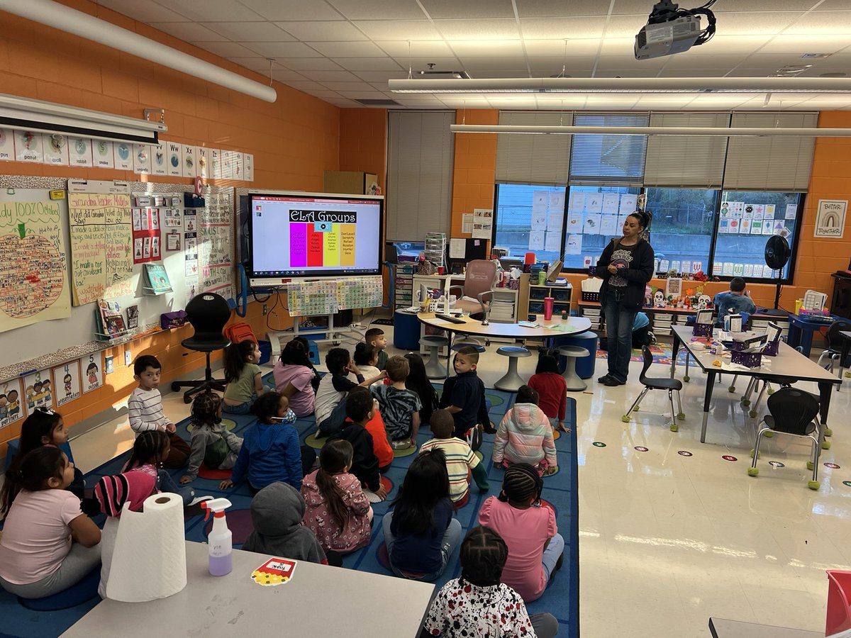 AmeliaDpscd's tweet photo. Kindergarten students celebrating dia de los muertos with class ofrendas. We enjoyed having our parent volunteer teach us about the traditions of dia de los muertos! ❤️💀 https://t.co/5KTqIxgoHH