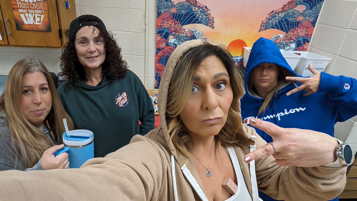 MissGianni27's tweet photo. Dress like a student day. We understood the assignment! #slayslay @MrsA_robms @CRomanoROBMS @koratzanis https://t.co/500Fm547NA