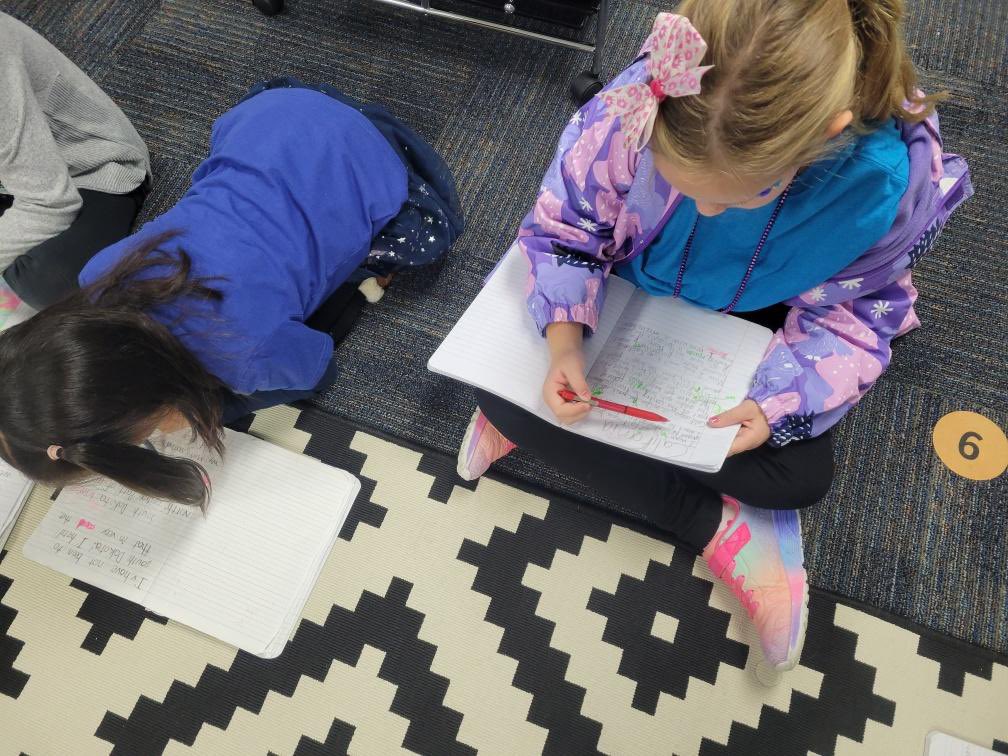 Dooley2nd's tweet photo. Peer editing our descriptive essay. 
#DooleyGameOn
#LevelUpPlanoISD https://t.co/yZ3HnJlX8m