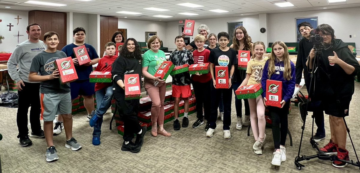 MFMSUpdates's tweet image. Building shoeboxes for Operation Christmas Child! #mfms #mfmsrocks #mfisdcte #mfisd #shoeboxes @MFMSPride