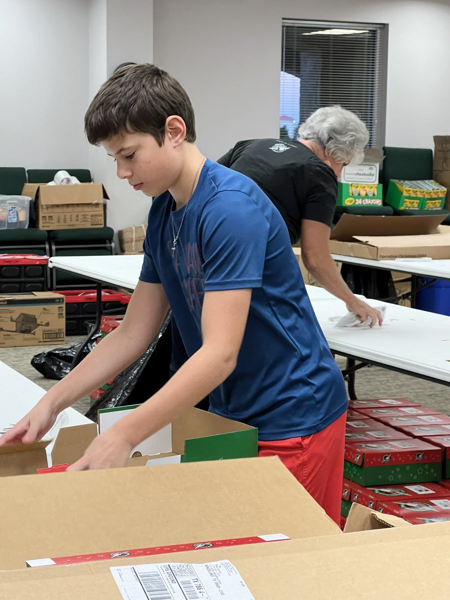 MFMSUpdates's tweet image. Building shoeboxes for Operation Christmas Child! #mfms #mfmsrocks #mfisdcte #mfisd #shoeboxes @MFMSPride