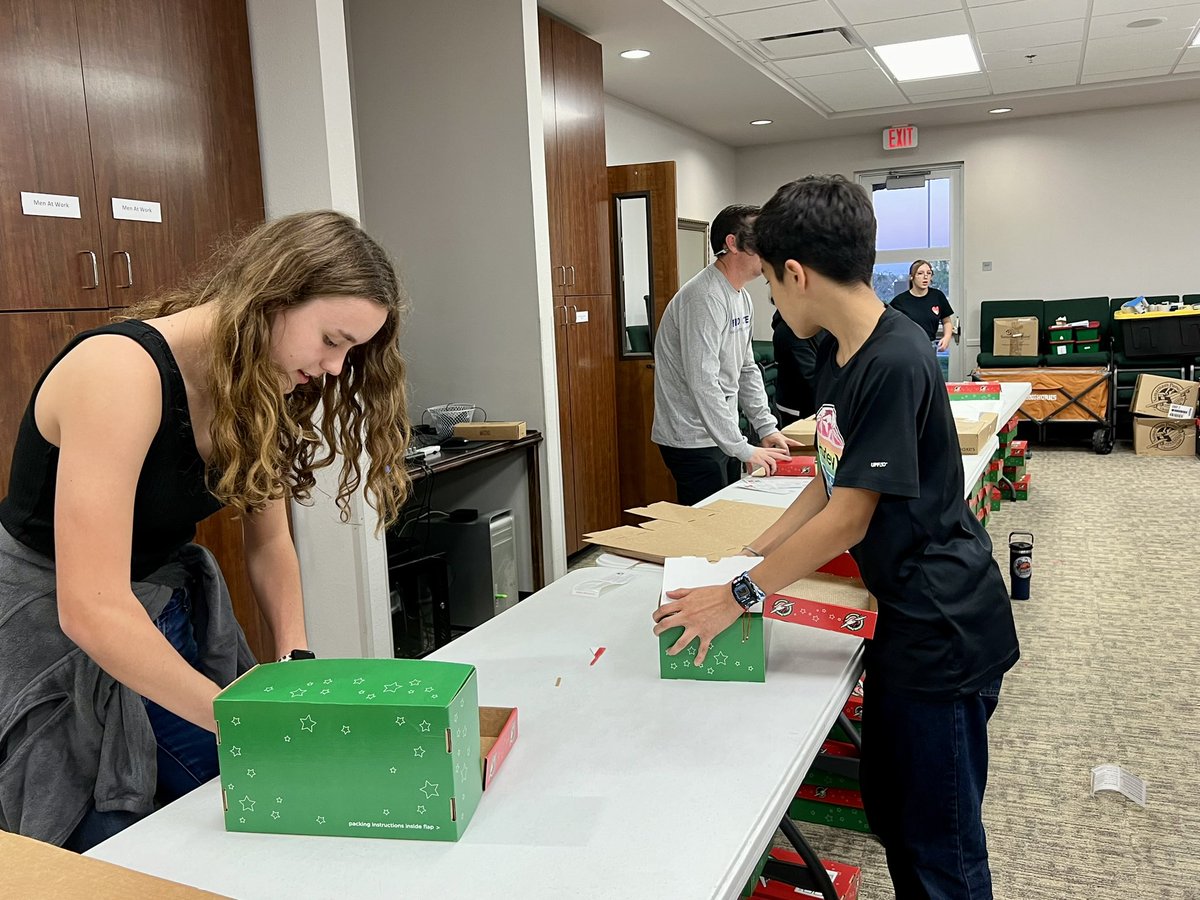 MFMSUpdates's tweet image. Building shoeboxes for Operation Christmas Child! #mfms #mfmsrocks #mfisdcte #mfisd #shoeboxes @MFMSPride
