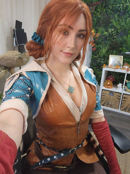 Triss cos stream, live now :) https://t.co/V86m6blhv9