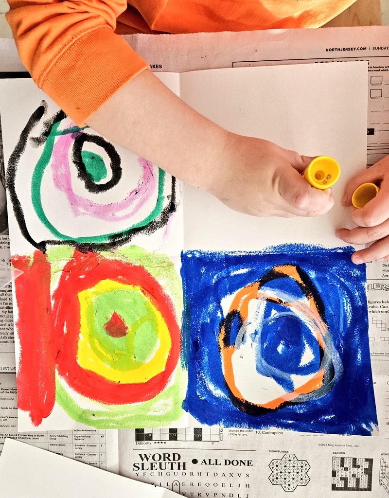 JuliaGoggi's tweet photo. PK-PM creates artwork based on Kandinsky's concentric circles. Artists experimented with layering colors, creating shapes using controlled motions and filling the entire page. #100languages #processart #materialexploration #ReggioInspired @WPSSicomac https://t.co/WA53kvgfAM