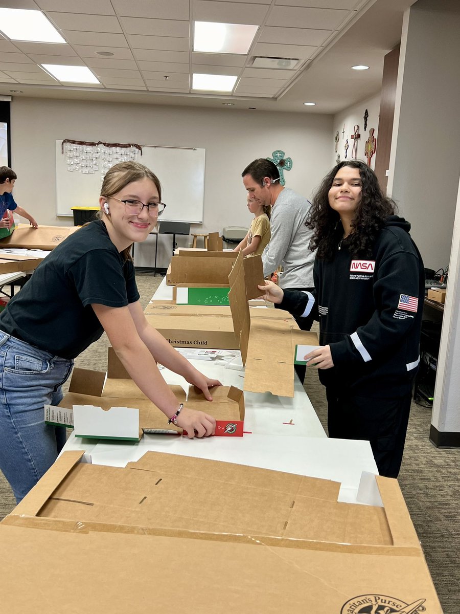 MFMSUpdates's tweet image. Building shoeboxes for Operation Christmas Child! @MFMSPride @MarbleFallsMS