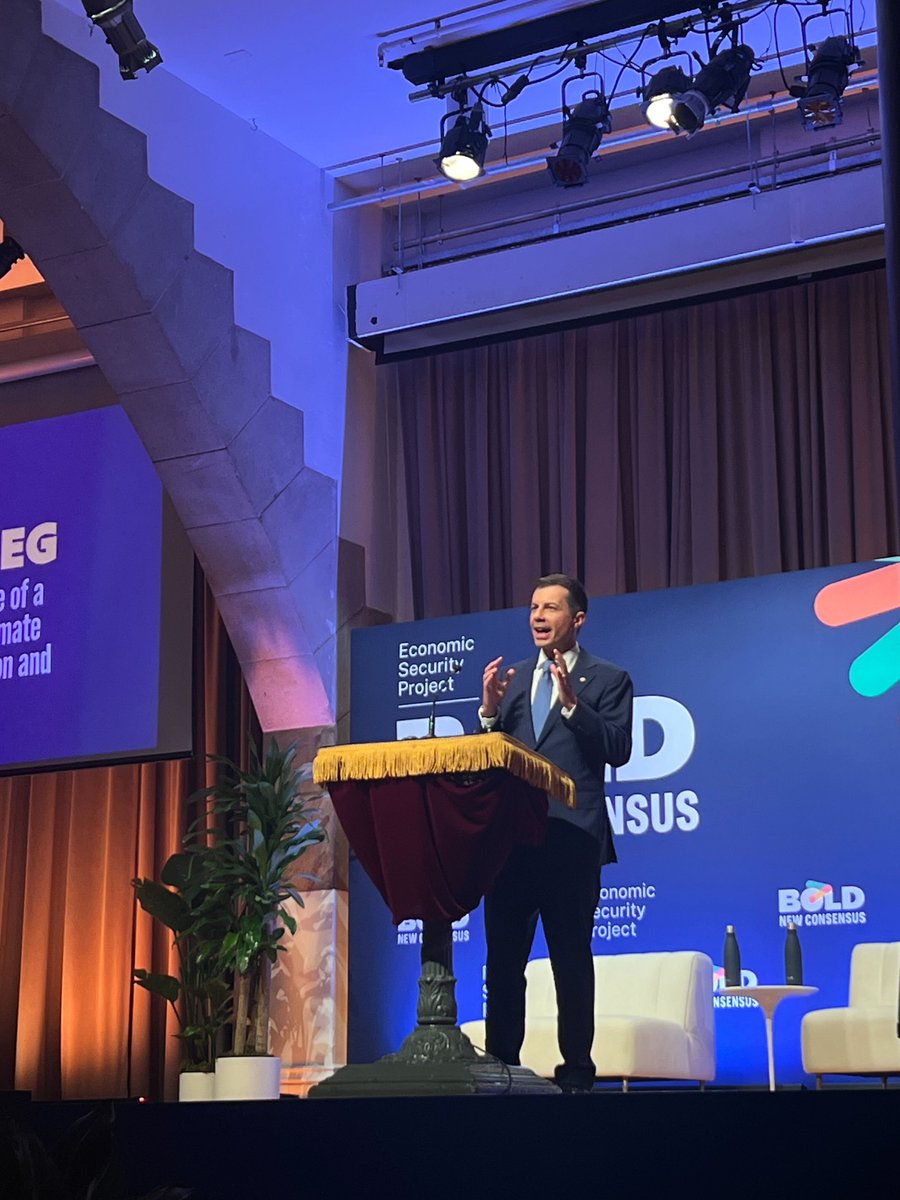 communitychange's tweet image. NOW: We are thrilled to welcome #BoldNewConsensus keynote speaker @SecretaryPete to the stage to address what is necessary to create and sustain a resilient economy.