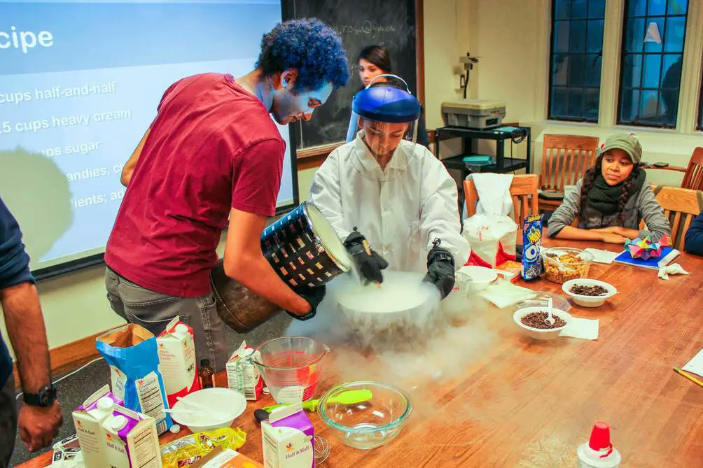 Register for Splash programs being held in November! For one day or a weekend, high school and middle school students come to a college campus for short classes on myriad topics taught by passionate college students. bostontechmom.com/introducing-sp…