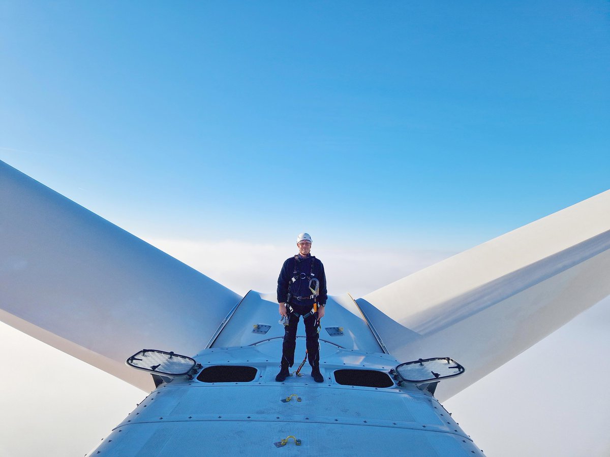 newsaktuell's tweet photo. Den 3. Platz 🥉 in der Kategorie STORIES &amp; CAMPAIGNS belegt @wemag_ag mit „Energie über den Wolken". ☁️ Zu sehen ist ein ​​Mitarbeiter, der auf die Schönheit der hochtechnisierten Bauwerke und ihren Nutzen aufmerksam machen möchte. Glückwunsch! 👏 #prba23 #storiescampaigns https://t.co/vmhkWBIHSI
