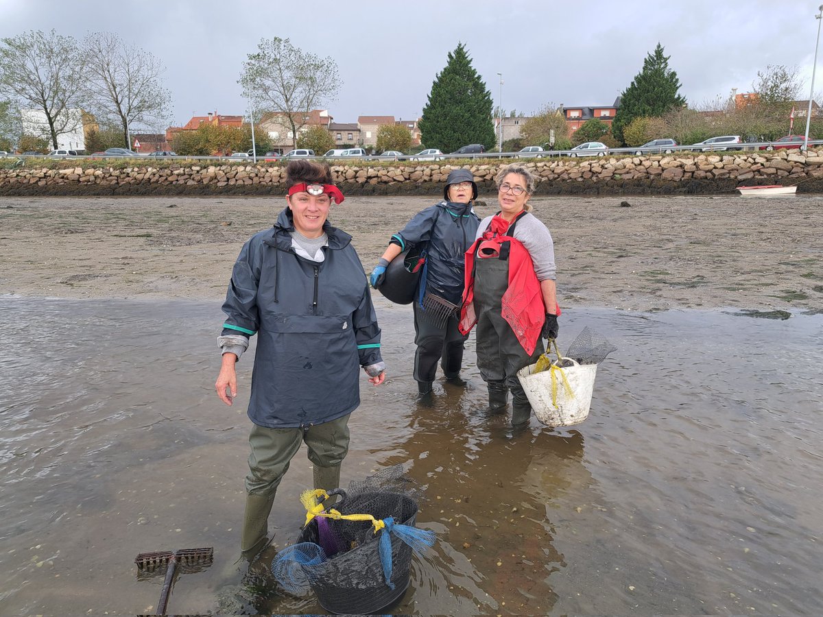 Están siendo días duros.Lluvia y mucho viento. Además,  nos está costando mucho hacer los topes...
Foto: Sonia, Mari y Merchi. Mariscadoras a pie. Galicia, 2023