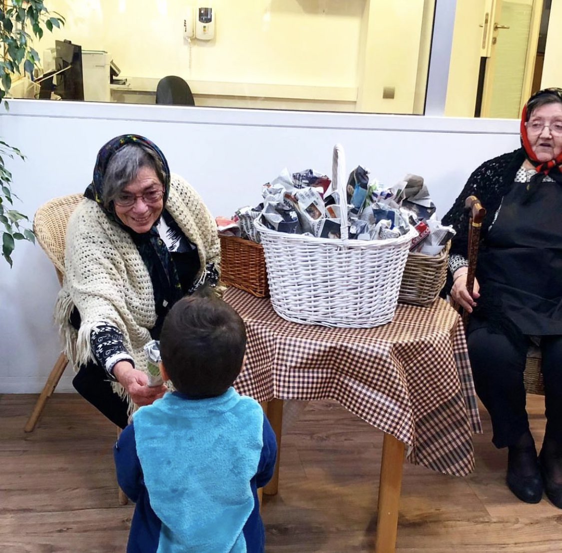 Centros_Amunt's tweet photo. Ela dimarta vam iniciar un nou projecte amb l’escola bressol El Petit Príncep. Dues de les nostres castanyeres 🌰 van visitar els petits 👶 i van gaudir moltíssim de la seva companyia

Va ser una experiència molt maca 🤍

#gentgran #intergeneracional #CentrosAmunt #centrededia https://t.co/pYDpvptqbY
