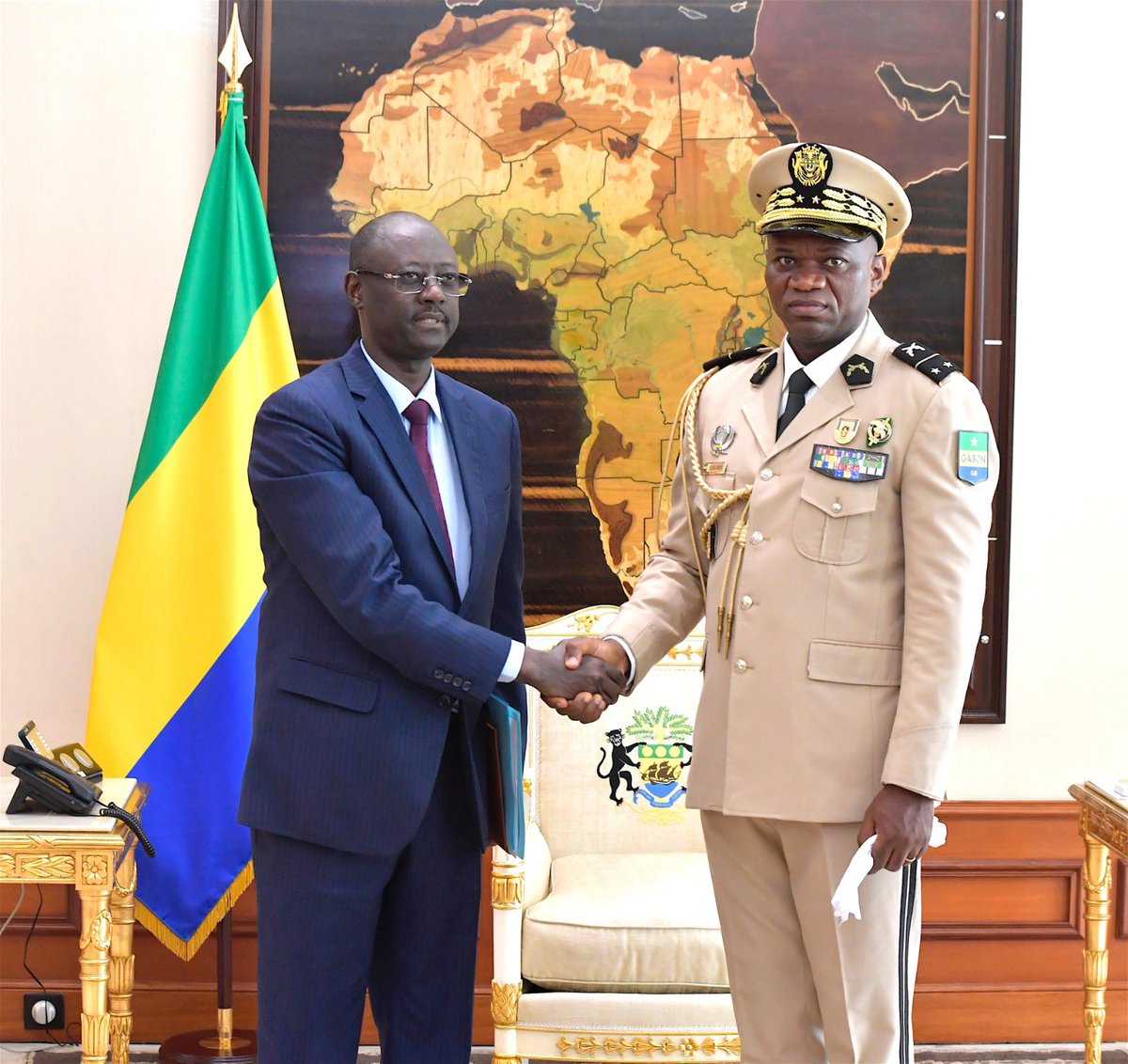 Aujourd'hui, j'ai échangé avec M. <a href="/AbbasMahamatTol/">Abbas Mahamat Tolli</a>, Gouverneur de la Banque des États de l'Afrique Centrale. Nous avons discuté de la situation économique et financière de notre pays, et il m'a présenté les mécanismes de financement mis en place par la BEAC pour accompagner nos