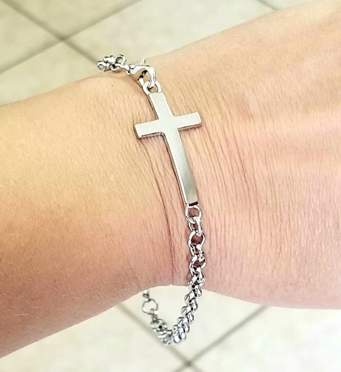TrendingNowGift's tweet photo. Cross Bracelet, Mens Bracelet, Mens Cross Bracelet, Mens Chain bracelet #mensjewelry #mensfashion #mensstyle #mensbracelet #mensbracelets #cross #crossbracelet #crossjewelry #handmadejewelry #giftsforhim #songift #husbandgift #Etsy
https://t.co/GTUOEAphS8 via @Etsy https://t.co/aMOaZWp45l