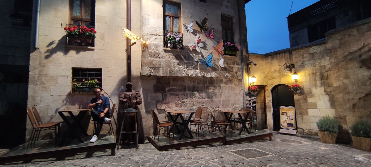 Bak 
gece bütün ihtişamı ile düşmüş güne
Bak yine bizim bütün kaldırımlar
Ne varsa dünde kalan
Geçiyor şimdi bir bir masamdan
Gülüşüne ortak olurken 
Sahibini arayan dizeler
Bak! 
Bizim işte yine kendini bilmez kelimeler...