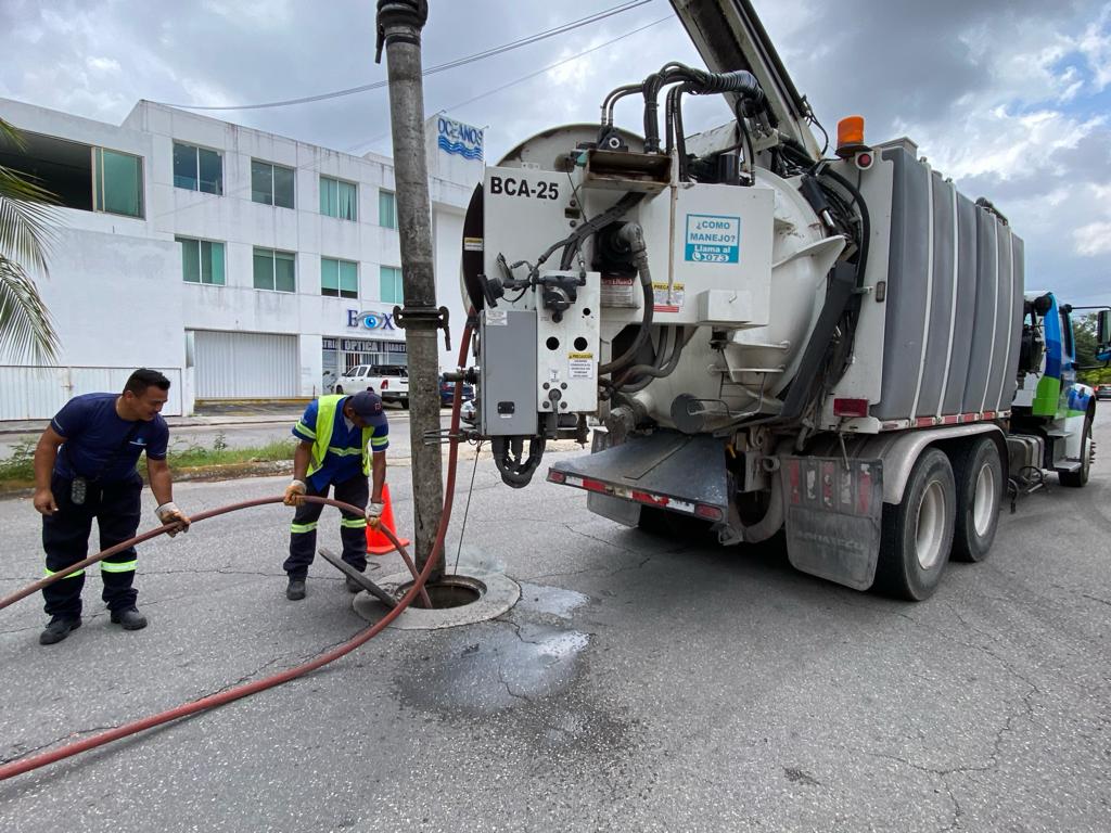 DHCAGUAKAN's tweet photo. #Atención #Cancún Las brigadas de Aguakan se encuentran realizando desazolves en diferentes puntos de la ciudad. Contribuye a un drenaje sano evitando tirar basura y grasas. ¡Juntos hacemos la diferencia! https://t.co/sx0i8ohCJ8