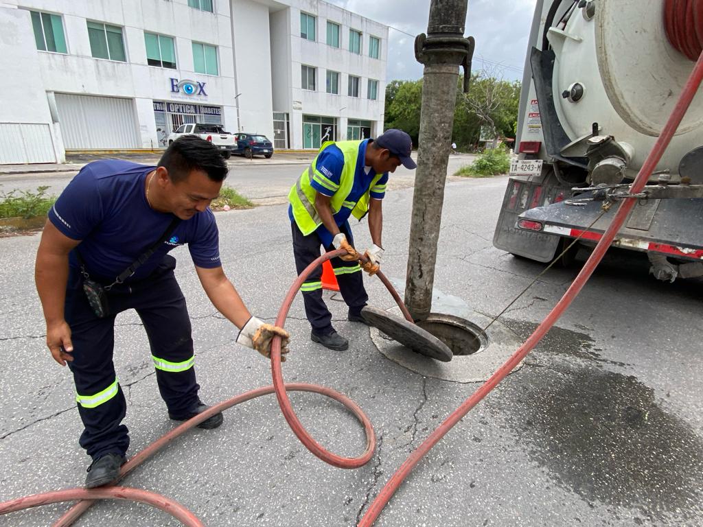 DHCAGUAKAN's tweet photo. #Atención #Cancún Las brigadas de Aguakan se encuentran realizando desazolves en diferentes puntos de la ciudad. Contribuye a un drenaje sano evitando tirar basura y grasas. ¡Juntos hacemos la diferencia! https://t.co/sx0i8ohCJ8