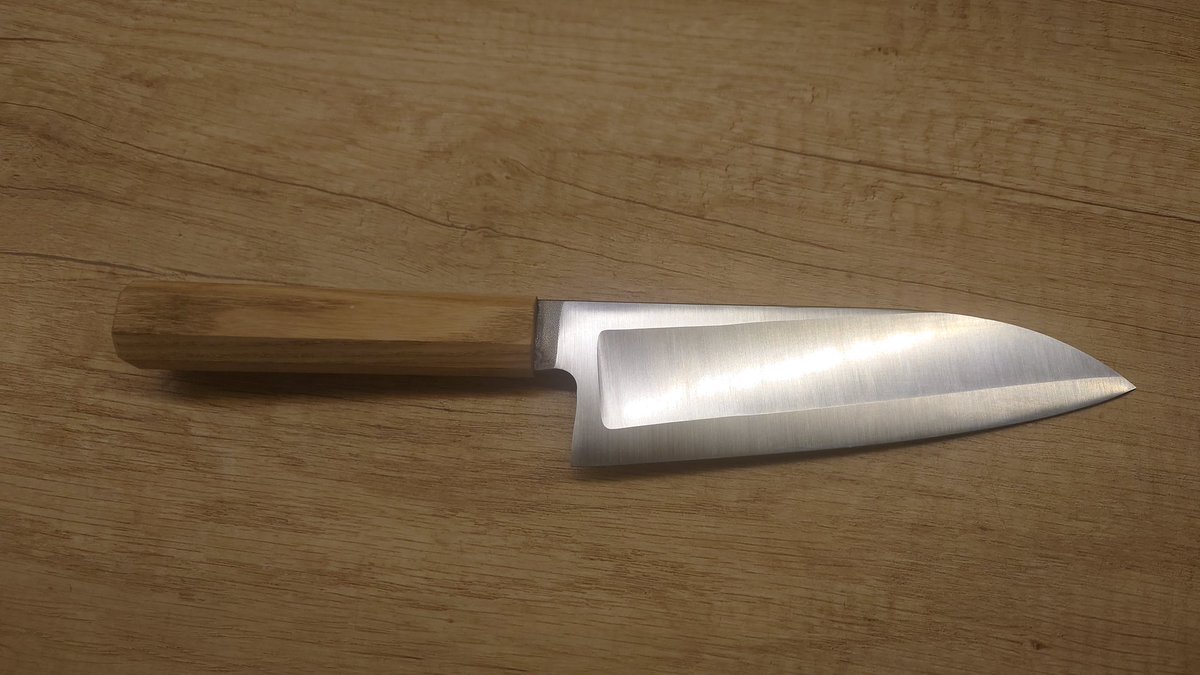 janisliksts's tweet photo. Šo uztaisīju @KarlWalterTools uzraudzībā. Nu, vai arī nevis uztaisīju, bet viņš vadīja profāna rokas un prātu. Te ir viens labojums, bet jūs to neredzat. Citējot Krišjāni - nažu meistari nekļūdās, viņi taisa mazākus nažus. Iesaku. Rinda gara, dziļi mežos, bet tas tev nav jūtūbs. https://t.co/tY0dMeMZhY