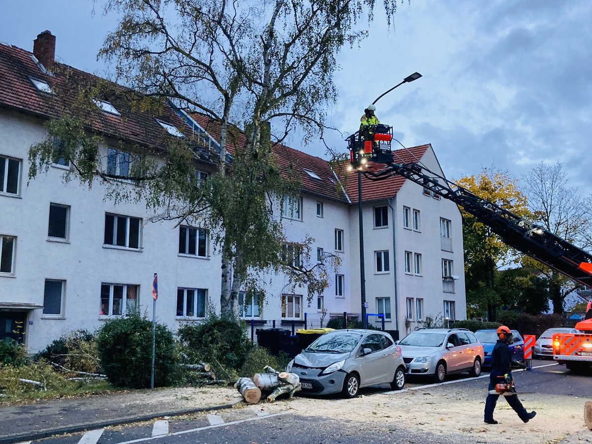 FeuerwehrGL's tweet photo. Einsatzreicher Donnerstag für die Feuerwehr Bergisch Gladbach. Alles Infos unter:
▶️https://t.co/jIhM3LAZmI
#EinsatzfürGL #BergischGladbach #BergischGladbach112 #TeamFeuerwehr #Sturm #ciaran #emir #ImEinsatz #GL1 https://t.co/EpBIPtg9qZ