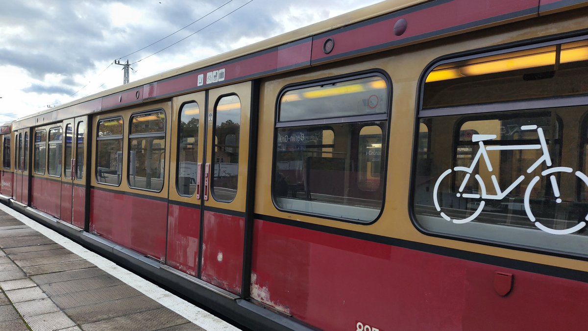Das letzte fotowürdige S-Bahn-Fahrzeug, die neuen wurden ja nur beschafft, um von A nach B zu kommen.

Also laut DSO.

Außerdem wunderbar weiche Federung.

Aber die hatte man bei diesem Exemplar wohl schon ausgebaut.