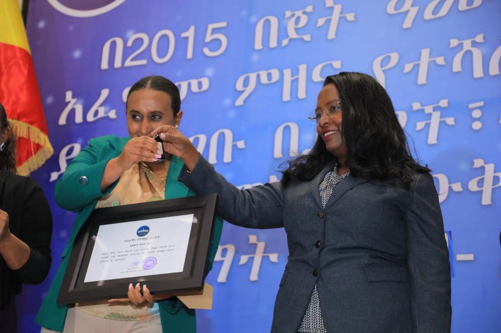 AdanechAbiebie's tweet photo. በዛሬው ዕለት በ 2015 የበጀት ዓመት በአንፃራዊ የተሻለ አፈፃፀም እና ውጤት ላስመዘገቡ ክፍለከተሞች ፣ ሴክተሮች እና ካቢኔዎች ለማበረታቻ እንዲሆን መኪና ሸልመናል::
በዚህም መሰረት ከክፍለ ከተማ ፦
1ኛ ቦሌ ክፍለከተማ 
2ኛ ቂርቆስ ክፍለከተማ 
3ኛ አዲስ ከተማ ክፍለከተማ በመውጣት ተሸላሚ ሆነዋል::
የካቢኔ አባል ካልሆኑ ሴክተሮች፦
 1ኛ መንገዶች ባለስልጣን
 2ኛ ፅዳት አስተዳደር ኤጀንሲ
 3ኛ ምገባ ኤጀንሲ
የካቢኔ አባል ከሆኑ ቢሮዎች ፦
 1ኛ ሰላምና ፀጥታ አስተዳደር ቢሮ ፣ 
 2ኛ የዲዛይንና ግንባታ ቢሮ
 3ኛ ትምህርት ቢሮ  ተሸላሚ ሆነዋል::
ይህ ሽልማት በባለፈው የበጀት ዓመት ከሌሎች ጋር ሲነፃፀር ዝቅተኛ አፈፃፀም ላስመዘገቡት ይበልጥ ትኩረት ሰጥተው እንዲሰሩ ቁጭት እንደሚፈጥር አምናለሁ::