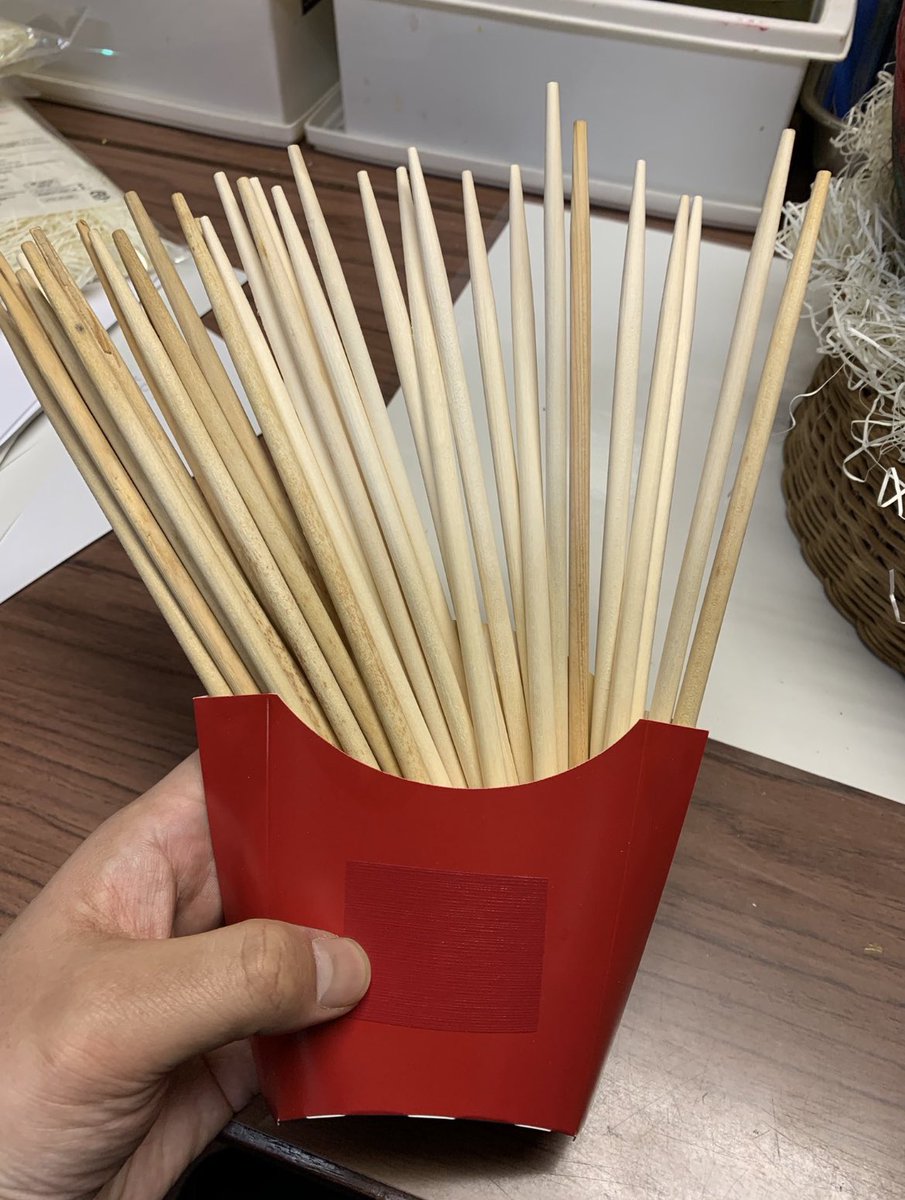 くじポテト🍟》 割り箸に番号を書いて、ポテトっぽい入れ物へ。発表順