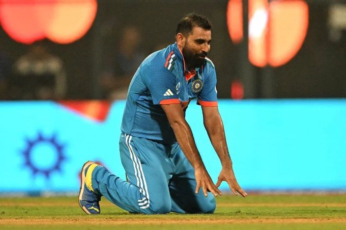 PakistanArchve's tweet photo. Mohammed Shami was about to do Sajda and then stopped midway. Why?🧐🧐🧐 
Today I realised Why Quaid e Azam wants a separate country. 
Thank You Quaid e Mohtaram ❤️
#INDvSL #CWC2023 https://t.co/KMFQT4XT13