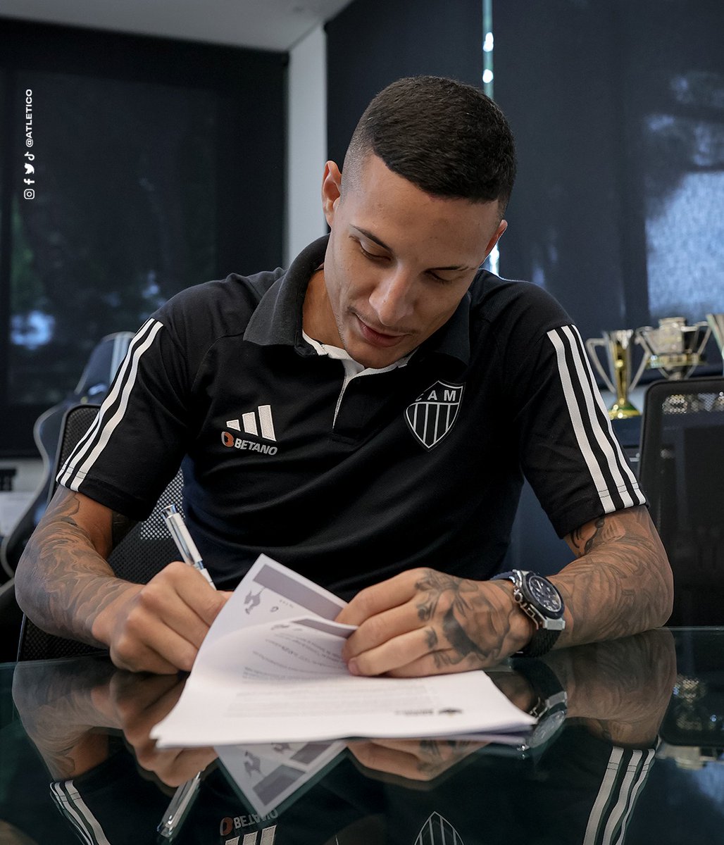 Atletico's tweet photo. A história segue sendo escrita! ✍️🕸️🕷️

O #Galo renovou o contrato do lateral Guilherme Arana, ídolo do Clube, até dezembro de 2027.

Que você siga honrando a camisa e trazendo conquistas para a Massa, craque! 🖤🤍

#GaloPaixãoNacional https://t.co/F8rWCPvJ8g