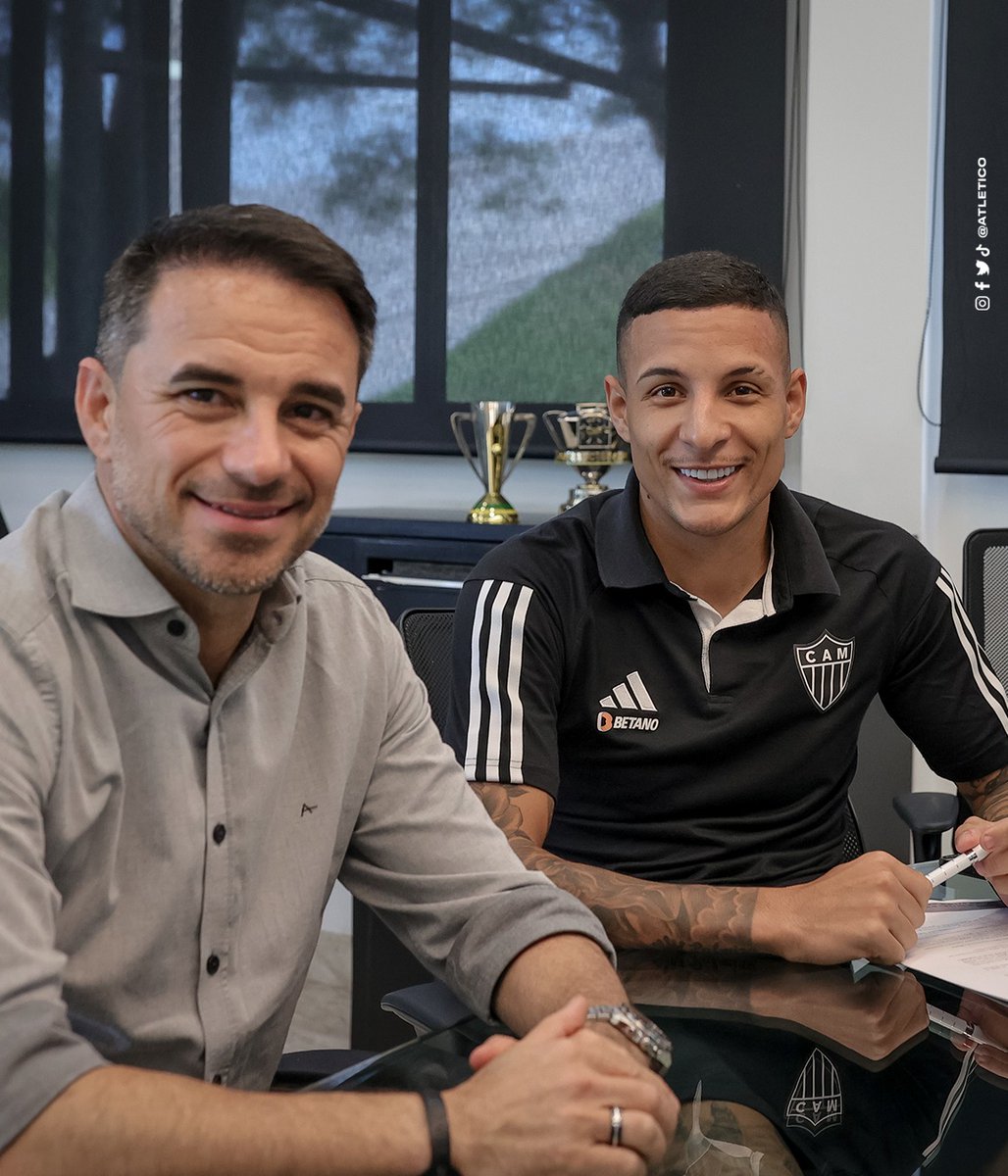 Atletico's tweet photo. A história segue sendo escrita! ✍️🕸️🕷️

O #Galo renovou o contrato do lateral Guilherme Arana, ídolo do Clube, até dezembro de 2027.

Que você siga honrando a camisa e trazendo conquistas para a Massa, craque! 🖤🤍

#GaloPaixãoNacional https://t.co/F8rWCPvJ8g