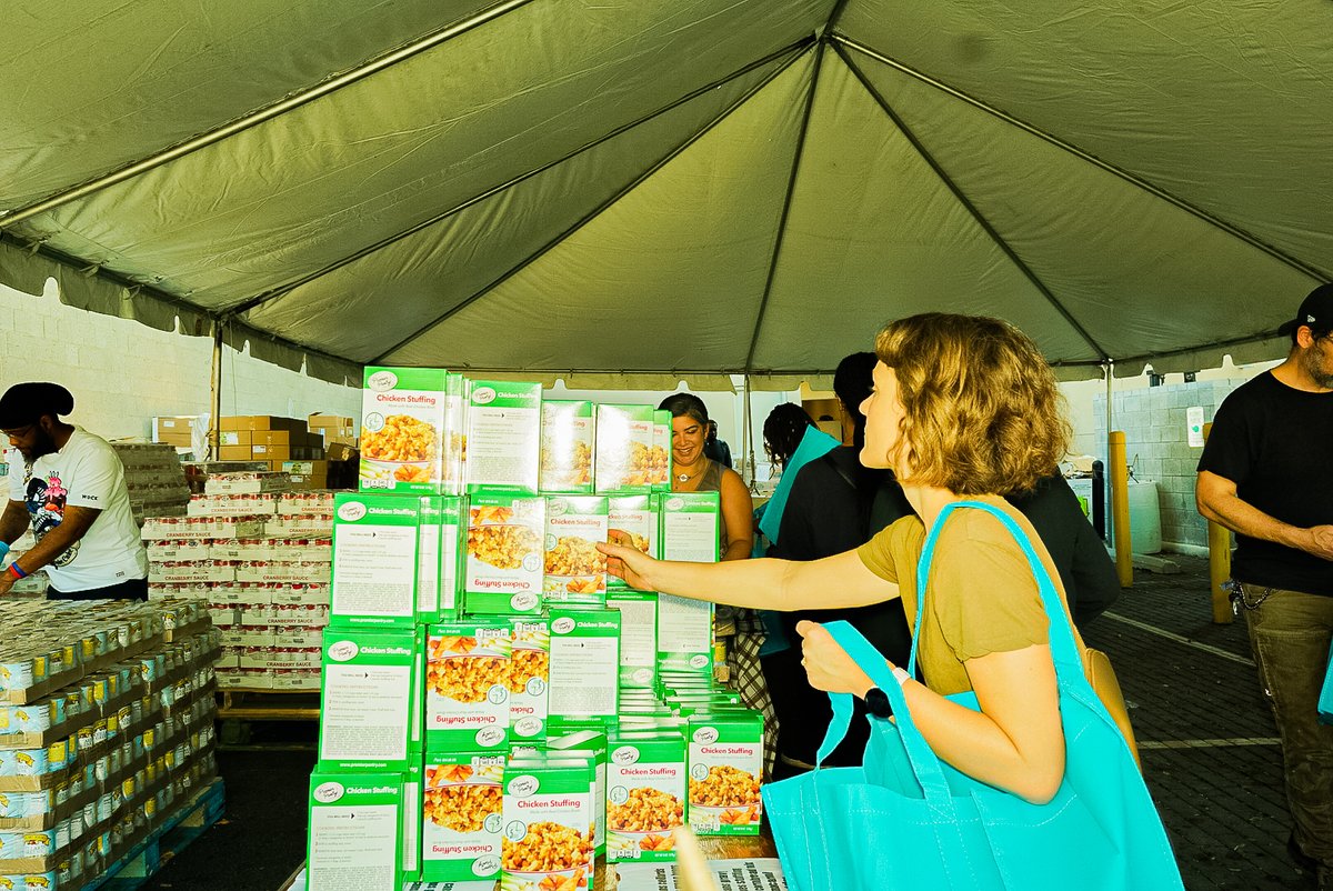BreadfortheCity's tweet image. 🛒2,000 holiday grocery bags
👶🏻15,000 diapers
🧦1,000 socks

That's how much 84 community members packed in a few hours on Saturday!😲💚 Thank you to @Amazon for providing 28,000 reusable bags to help our clients get their turkeys home! #AmazonAccess