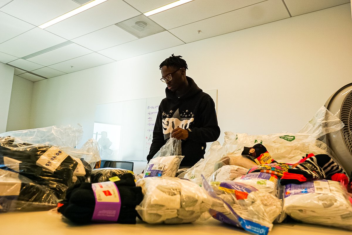 BreadfortheCity's tweet image. 🛒2,000 holiday grocery bags
👶🏻15,000 diapers
🧦1,000 socks

That's how much 84 community members packed in a few hours on Saturday!😲💚 Thank you to @Amazon for providing 28,000 reusable bags to help our clients get their turkeys home! #AmazonAccess