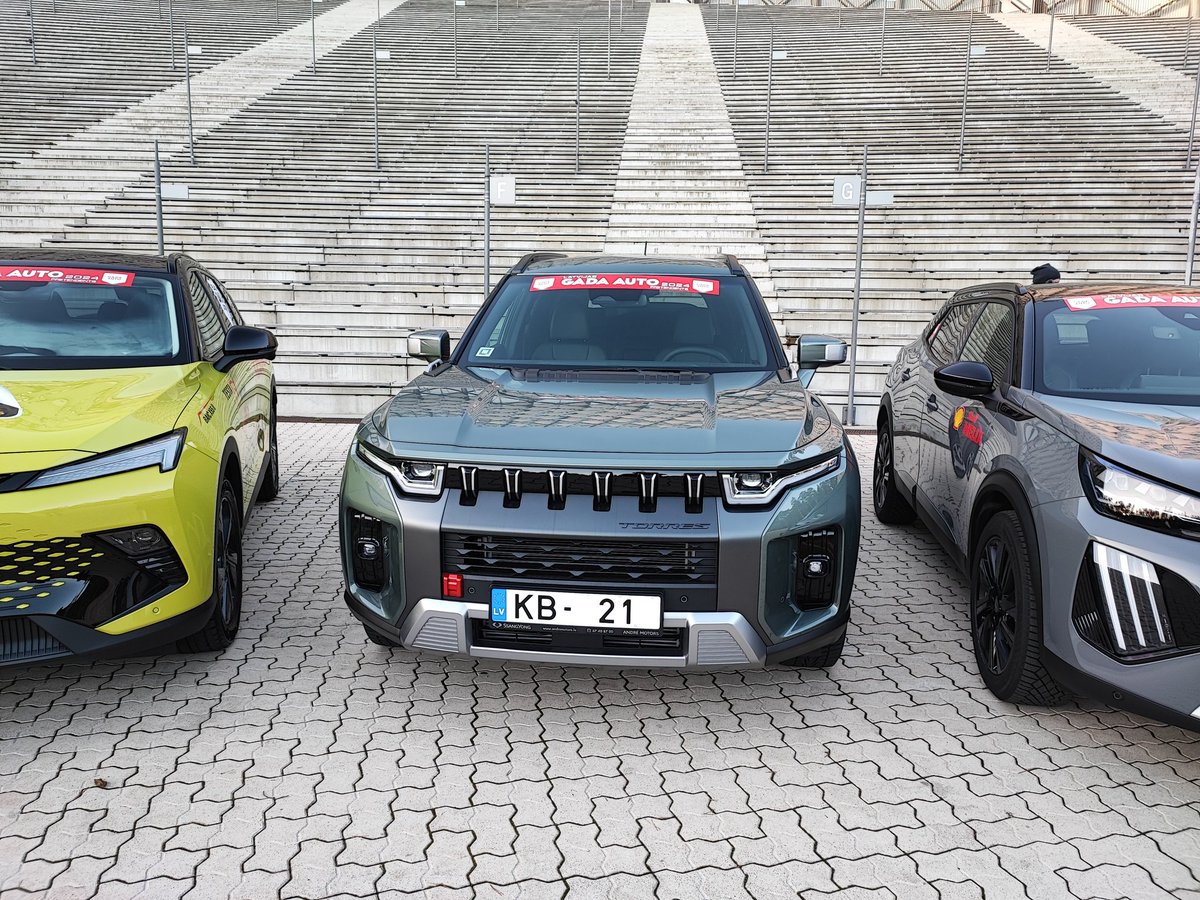 MartinsLusis's tweet photo. Šodien bija Latvijas #gadaauto oficiālā foto un video sesija. Nu jau kādu 7.-8. gadu no vietas laikam filmēju šo pasākumu. Turpmākajās 3 dienās žūrija testēs visus auto, lai decembra sākumā paziņotu uzvarētāju.

Noteikti dalīšos arī savos iespaidos par dažādiem auto. https://t.co/rwLeJeq0Mu