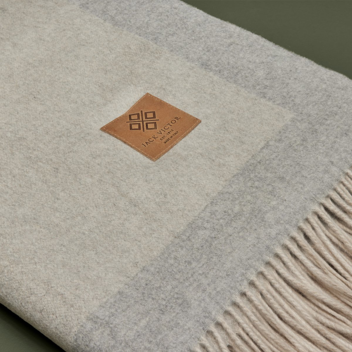Explore the Jack Victor Cashmere Throw collection, available exclusively at jackvictor.com

Explorez la collection de couvertures en cachemire Jack Victor, disponible exclusivement sur jackvictor.com.