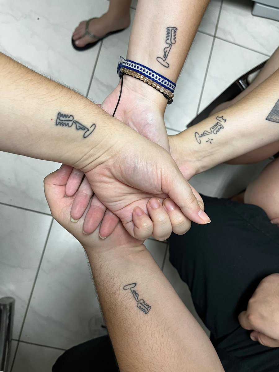 pode_casting's tweet image. Os nossos caster fizeram uma loucura aqui!!
Eu amei a tatuagem de microfone, algum palpite de quem são esses bracinhos?💜
