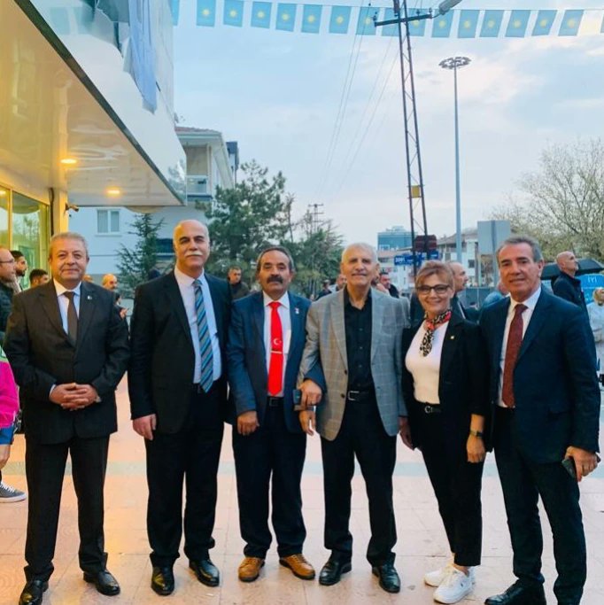 tlybkdgd's tweet image. Vekilimiz onursal Başkan #FahrettinYokuş  #AVAZ&apos;ın Genel  Başkanı Sn. #ŞerafettinDeniz bey Genel sekleter Sn. #AdnanMmdhÖzer bey, İlçe Başkanımız  #NafizYayla bey ,  Kıymetli  Bakanımız koca Bozkurt @OktayVural🤘 Biz böyle İYİ yiz. ☀️🇹🇷