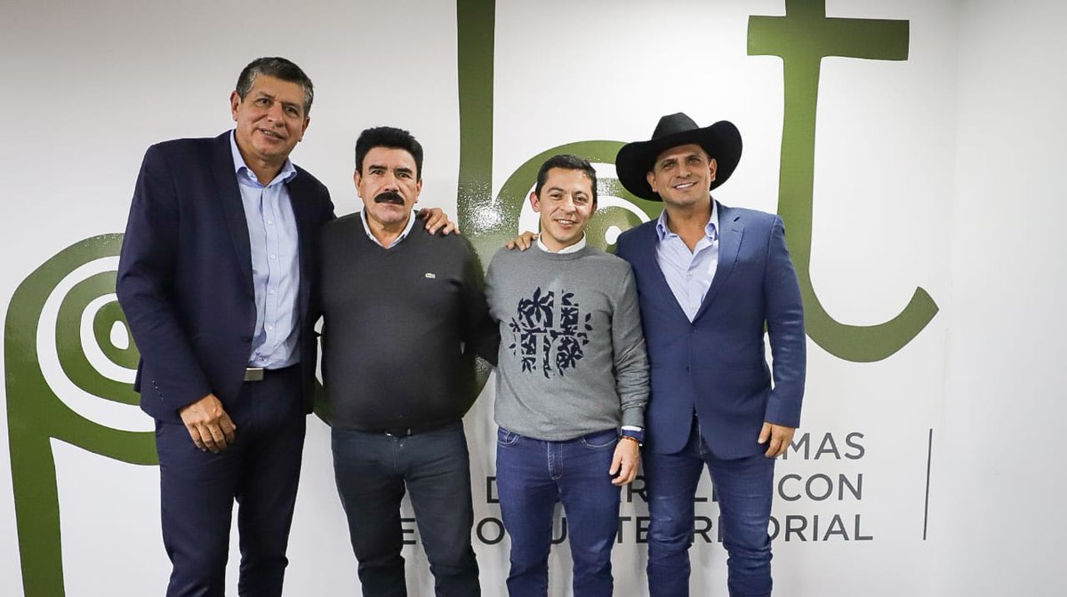 fcolombiaenpaz's tweet photo. Director del @fcolombiaenpaz, @Wilmerlealp, se reunió con @CesarOrtiZorro, gobernador electo de Casanare, donde hay 14 municipios ZOMAC, y alcalde electo de Yopal, Marco Tulio Ruíz, para articular esfuerzos en torno al desarrollo rural y la construcción de paz en el departamento. https://t.co/OZUg2t7tk4