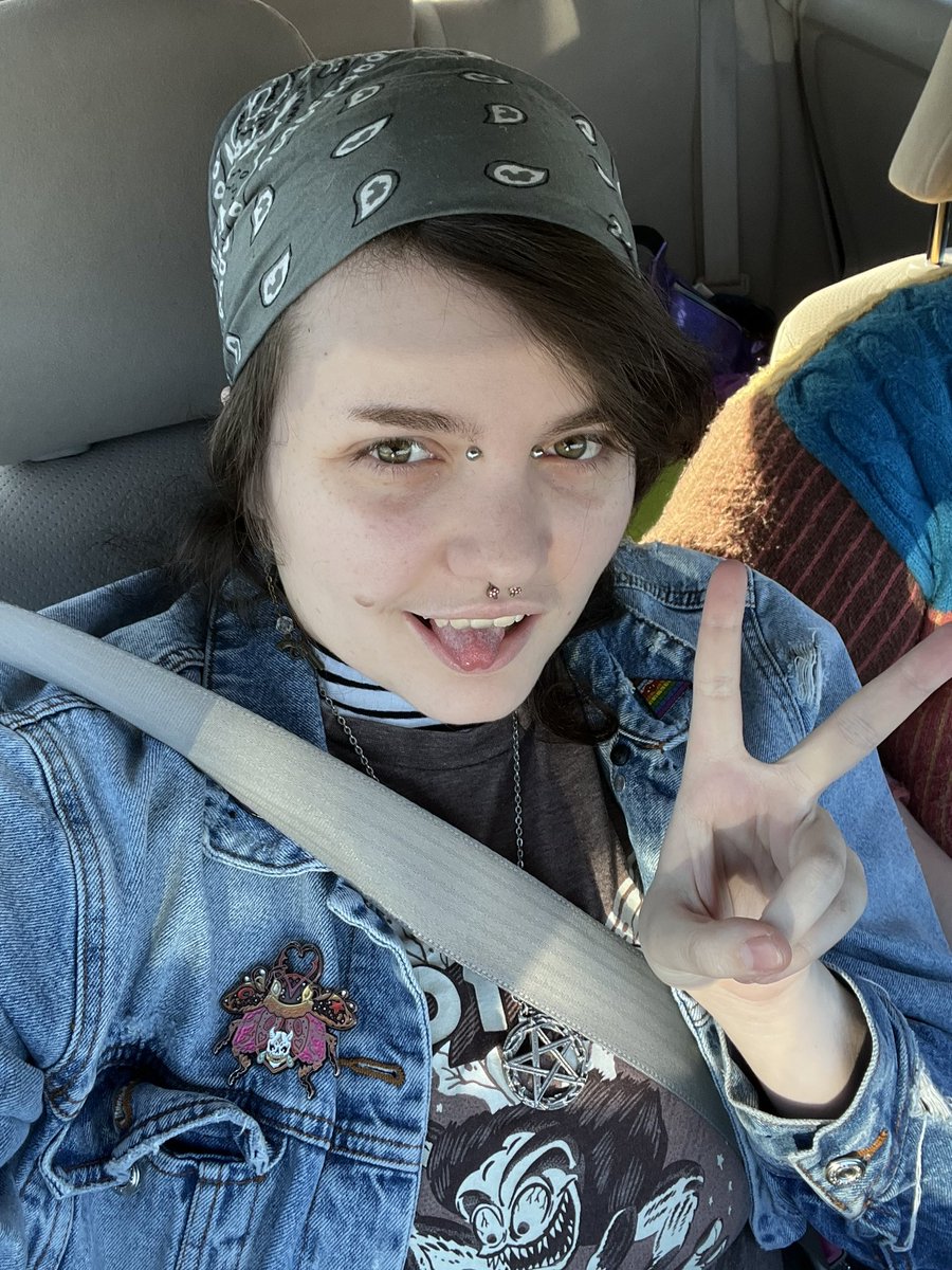 cosmoroach's tweet photo. HEY!! i’m on my way to #Metatopia rn! gonna be running the first physical playtests of my game CLOWNERY!🤡 if you’re there say hi!!! https://t.co/un6SWZezJ1