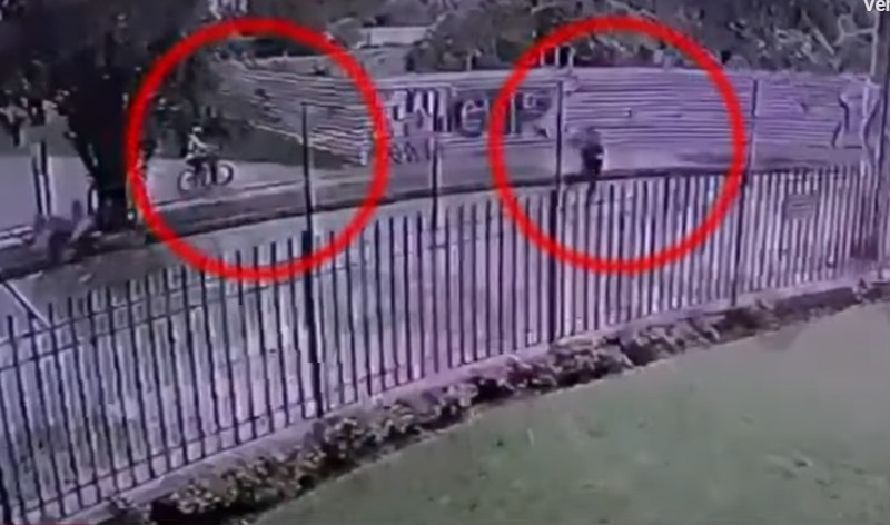 VolcanicasRev's tweet photo. 🇨🇴🚨 Adolescente de 15 años fue abusada en Bogotá cuando iba camino al colegio Gabriel Betancourt Mejía, en el barrio Tintal. La agresión sexual ocurrió en la mañana de este miércoles 1 de noviembre. La menor se encuentra hospitalizada, a la espera de una cirugía plástica 👇🏾 https://t.co/UsppsYl9AY
