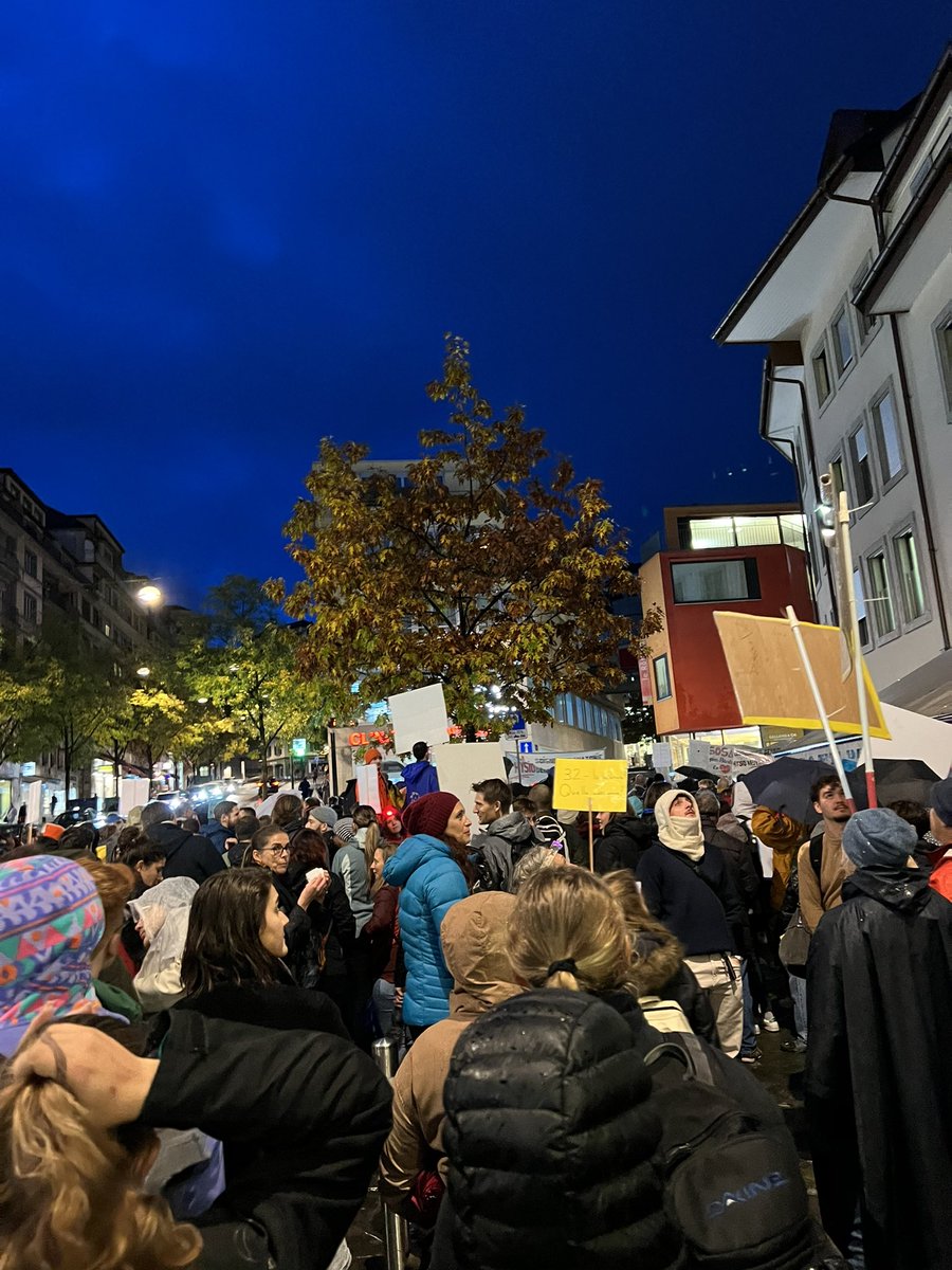Swiss Physiotherapists went down on Lausanne’s streets today to protest against the new <a href="/BAG_OFSP_UFSP/">BAG – OFSP – UFSP</a> payment model. Absurd model built up unilaterally by technocrats that serve’s no one’s needs(apart from Insurers at the short-term). The public health is on stake!
#jesuisphysio