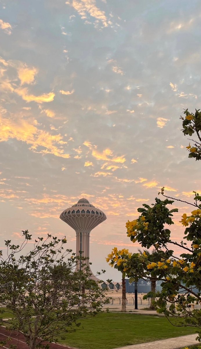 انسجم الطير الربيع وطاب فاله 
من سمع صوت المغني مايملَه 

في ربوع المملكه وأرض الرساله 
جو ماطر والخواطر مسفهلٌه