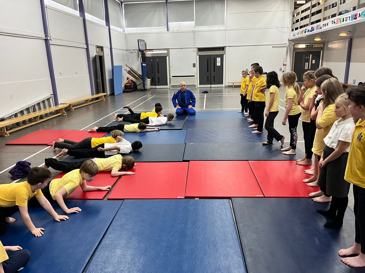 SunnysidePri's tweet photo. We had a Dan in our Dojo today! 🥋 
Our young people had a fun time ‘Ippon’ the mats as they took part in a wonderful judo taster session from @Brianlongnewac2 

#ありがとう #Arigatou #ThankYou https://t.co/Nko6CJ7MMq