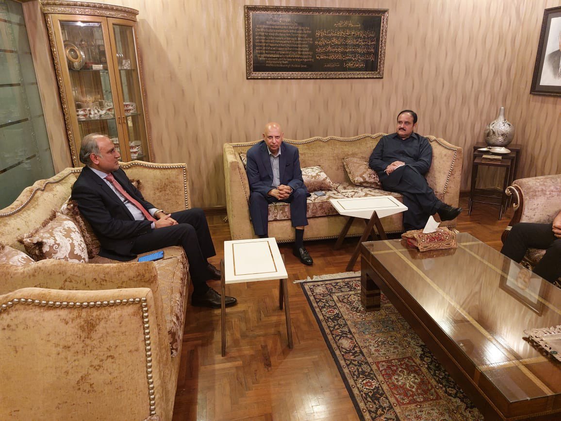 اس بُزدارے کو جتنی عزت خان نے دی ہے نا۔ کسی نے نہیں دی لیکن اب اسکا کام تمام ہوگیا ہے۔ 💯