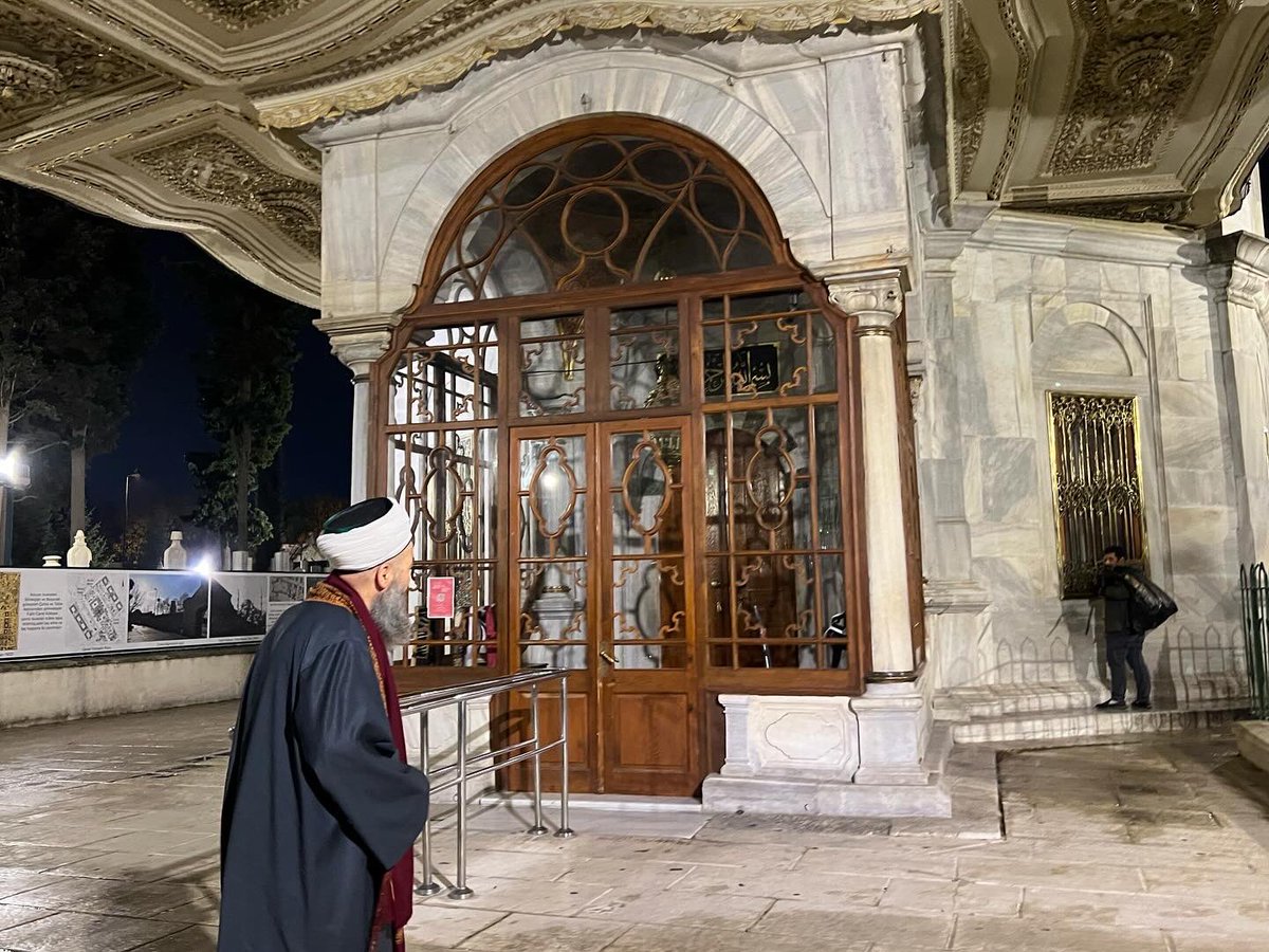 c_ahmethoca's tweet photo. Hazreti Fâtih birisinin rüyâsına girerek: “Ben ki İstanbul’u fethetmişim, sizin istediğiniz yeri mi veremeyeceğim?” diye haber göndermişti.

Cübbeli Ahmet Hoca da ne zamandır niyet ettiği bu ziyâreti gerçekleştirerek Rasûlüllâh Sallellâhu Aleyhi ve Sellem'in medhine mazhâr olmuş olan Hazreti Fâtih’in yüzü suyu hürmetine Allâh-u Teâlâ’nın Çavuşbaşı Külliyesi’ni iâde etmesi için duâda bulundu.