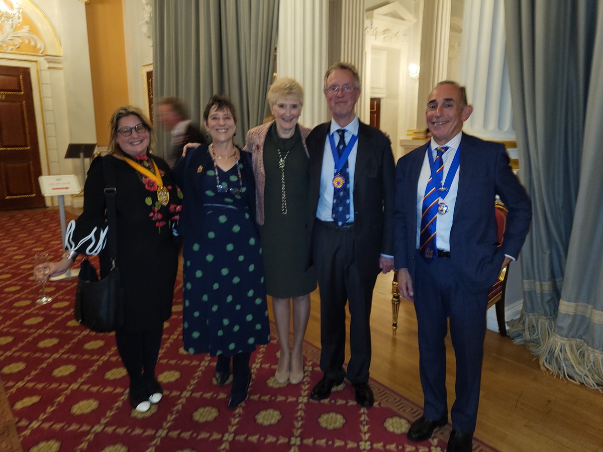 @WCNeedlemakers IPM and consort joined many other past Masters, Lord and Lady Mayoress and past sheriffs at Mansion House for afternoon tea and champagne prior to the end of their Mayoralty. A good time was had by all.