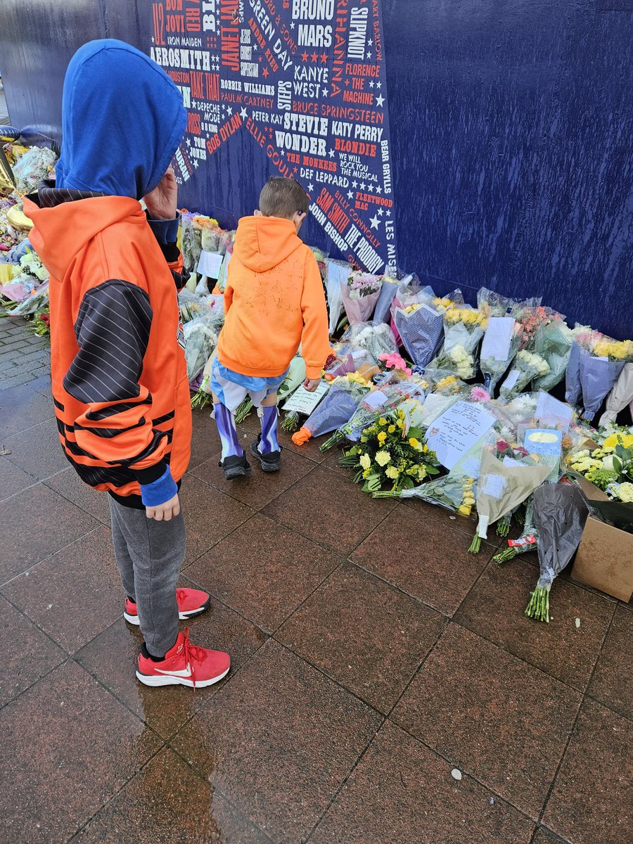 JanettePrice15's tweet photo. @steelershockey #istandwithmattpetgrave
Took the boys to lay some flowers today RIP AJ stay strong @matt_petgrave92 we our all thinking of you ❤️ https://t.co/nI9agaktNY