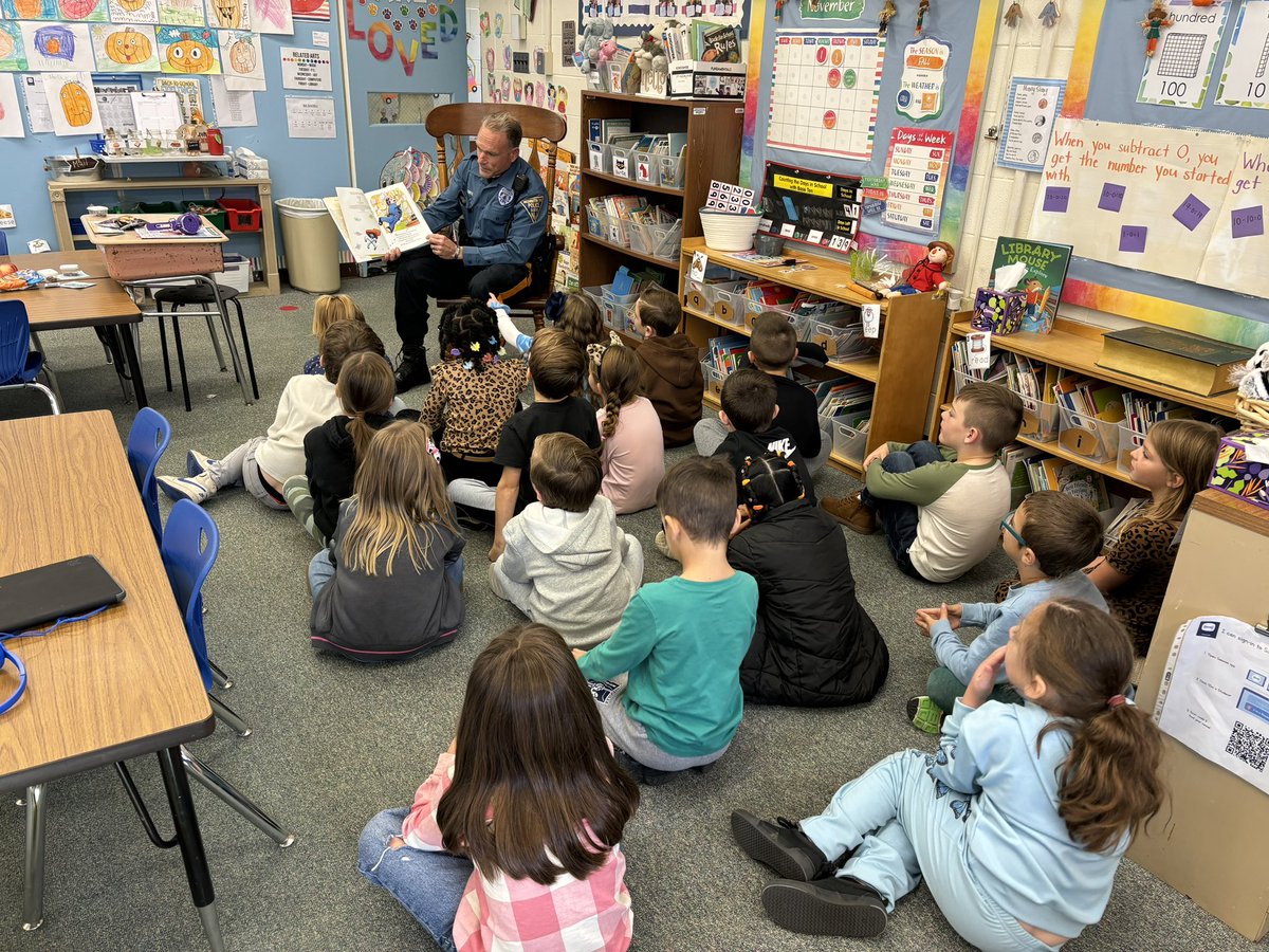 Miss_Matticks's tweet photo. Thank you Officer Jeff for reading to our class today! 💙📖 @WashingtonTwpPD https://t.co/zdlsfsbu6B