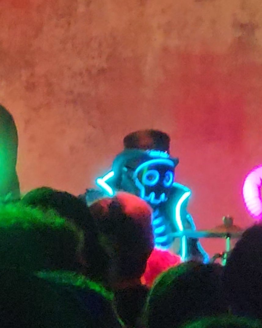 Everyone be like 'living tombstone' but should be like "oh are those people from the hit band <a href="/wearethesimilar/">The Similar</a> "