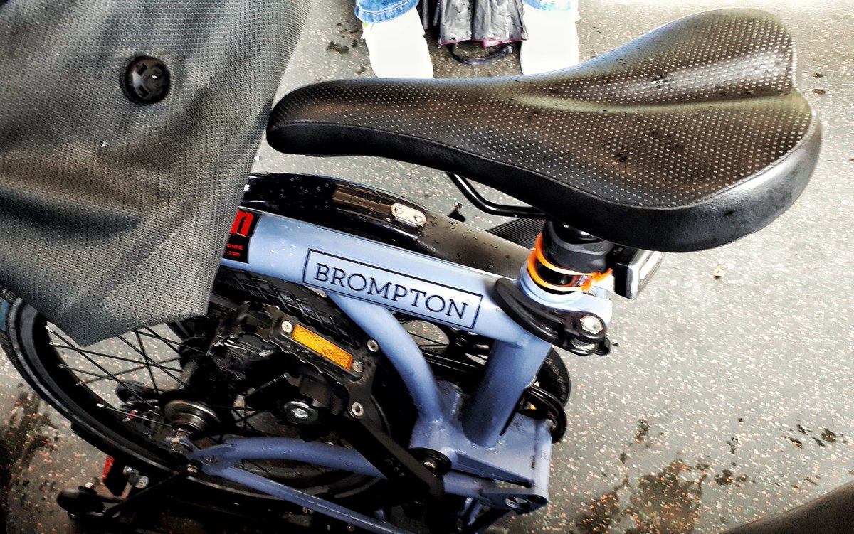 acubaninlondon's tweet photo. A shaft of light floods the entire carriage, including my #Brompton. My journey back home suddenly turns slightly brighter and better.
#Bromptonbicycle #Bromptons #Bromptonlife #cycling #cyclinglife #bicyclelife #bicycles #visitbritain #visitengland #visitlondon @BromptonBicycle https://t.co/rYLXJ6pouf
