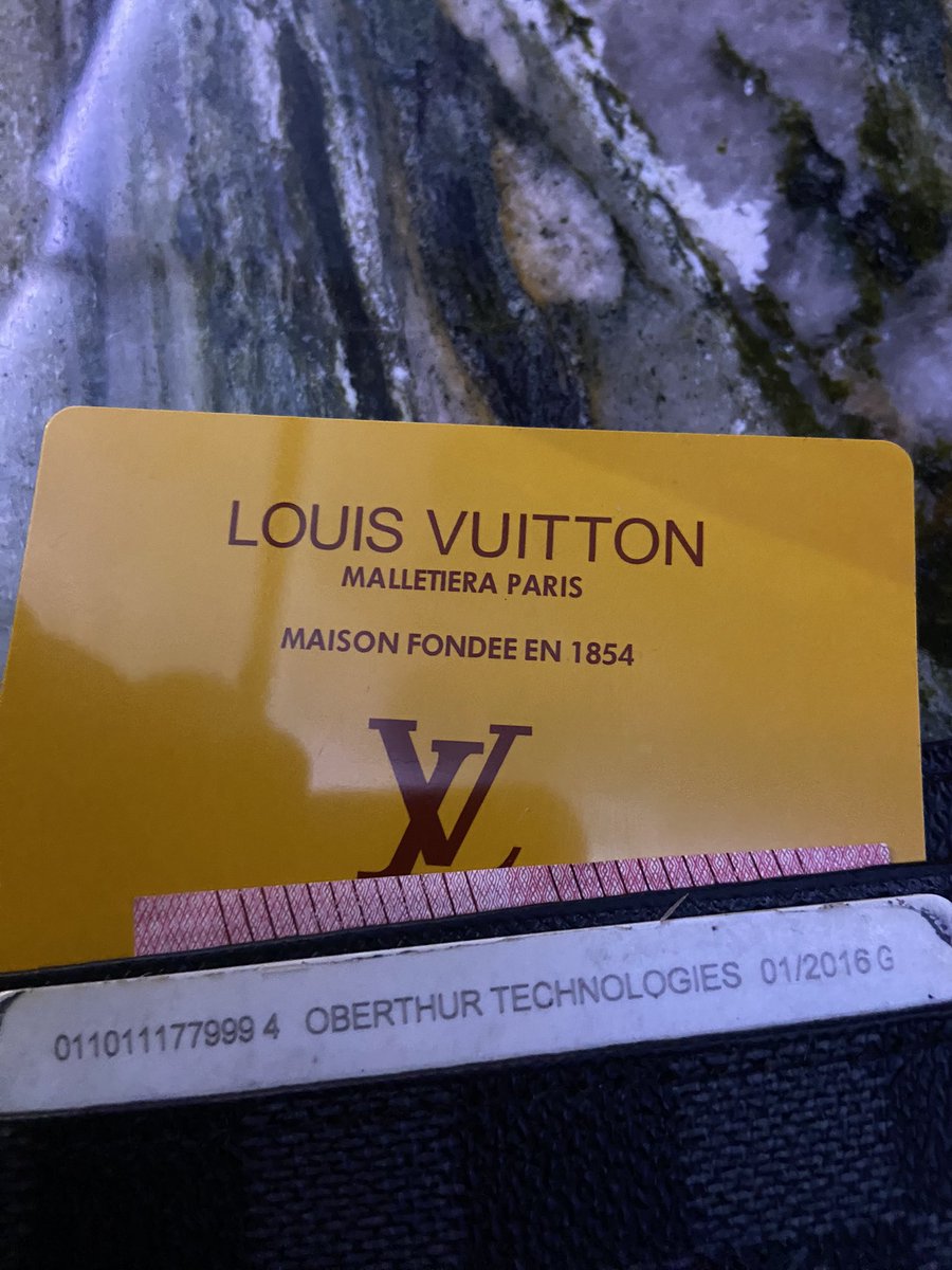 biloudeejay's tweet photo. quand tu achète un faux vuitton #vuitton https://t.co/QnV7uMxo6X